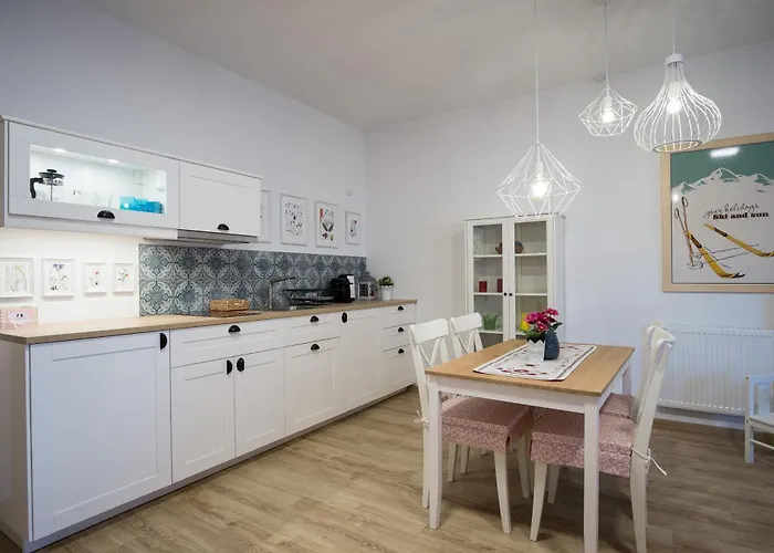 Lala I Bialy Mis זקופאנה